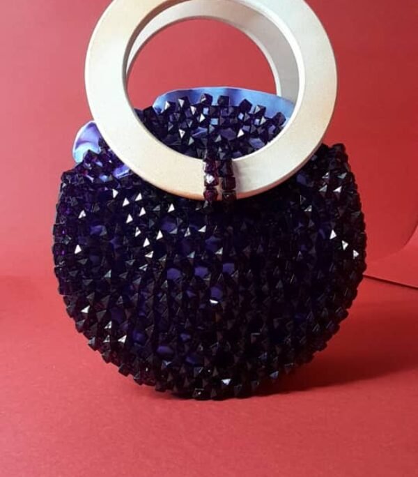 Sac rond violet sombre en perles acrylique, manche en imitation de bois et une pochette amovible