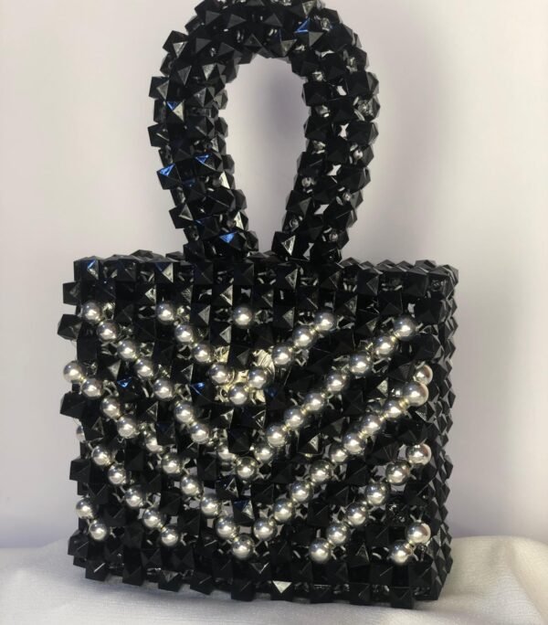 Mini sac en perle acrylique noir et argentée.